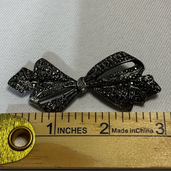 Beautiful Marcasite Bow Brooch - Picture 5 of 6